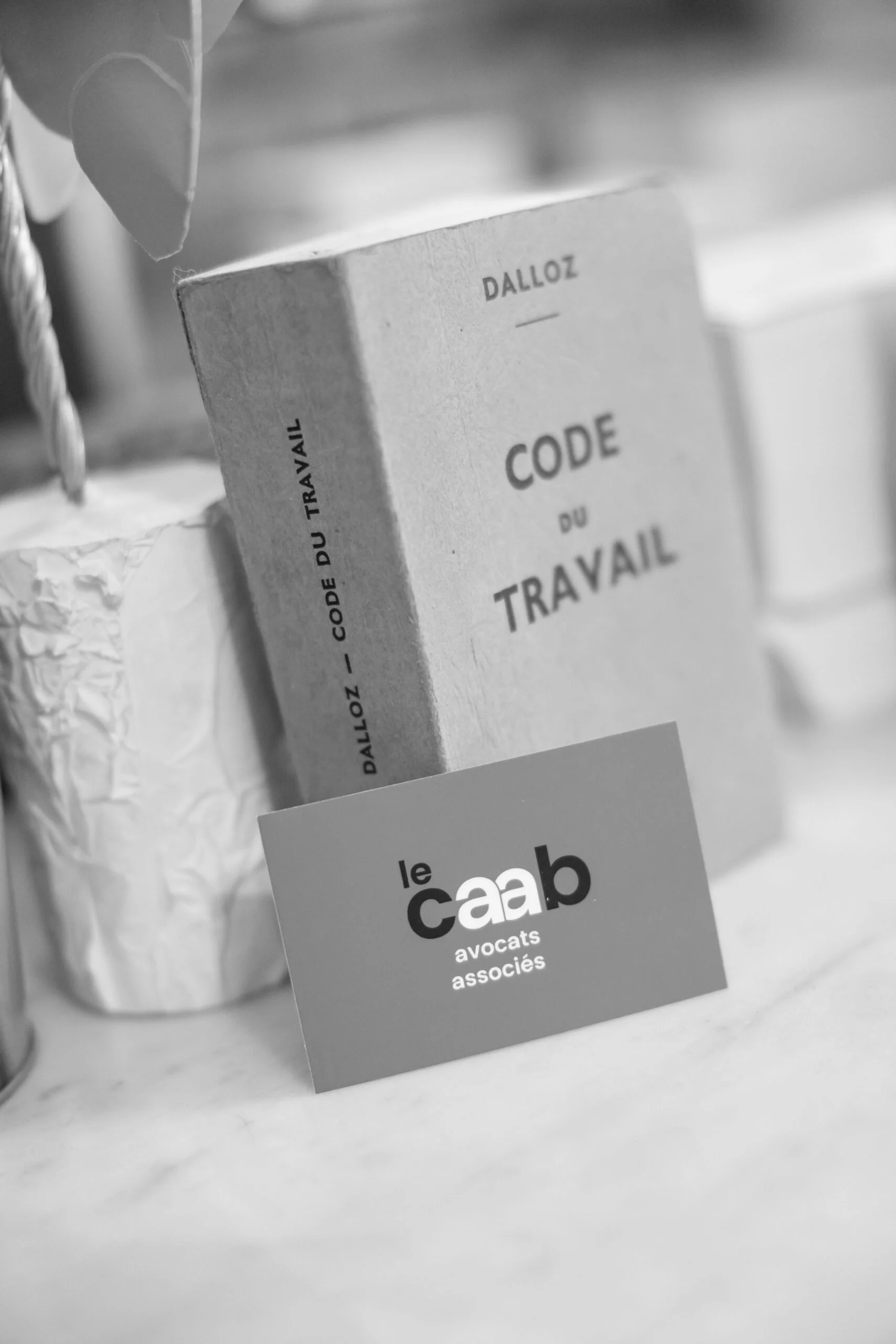Code du travail et carte de visite Le caab sur cheminée