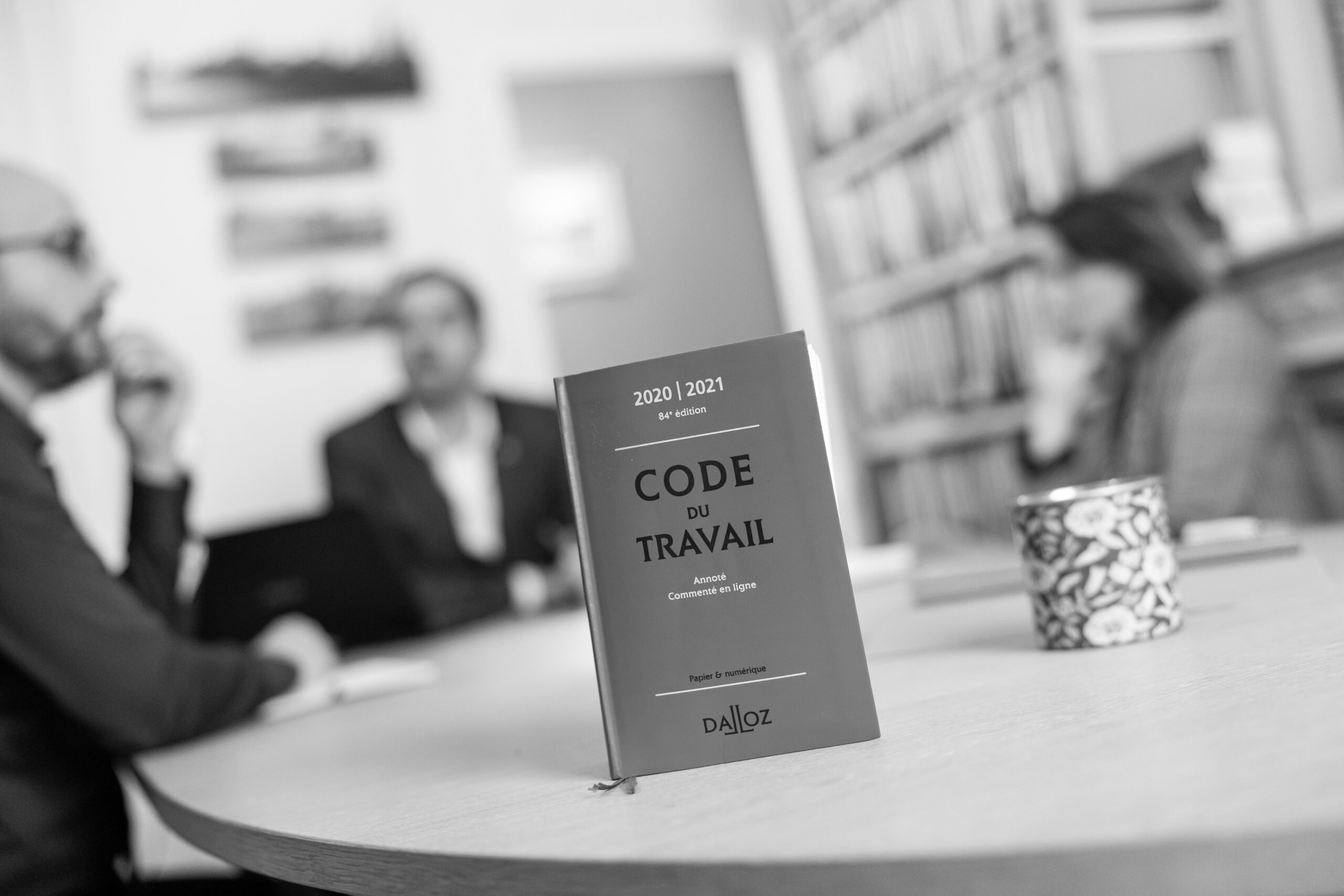 Livre du code du travail sur le bureau de le Caab, avocat associés sur Rouen en conseil juridique