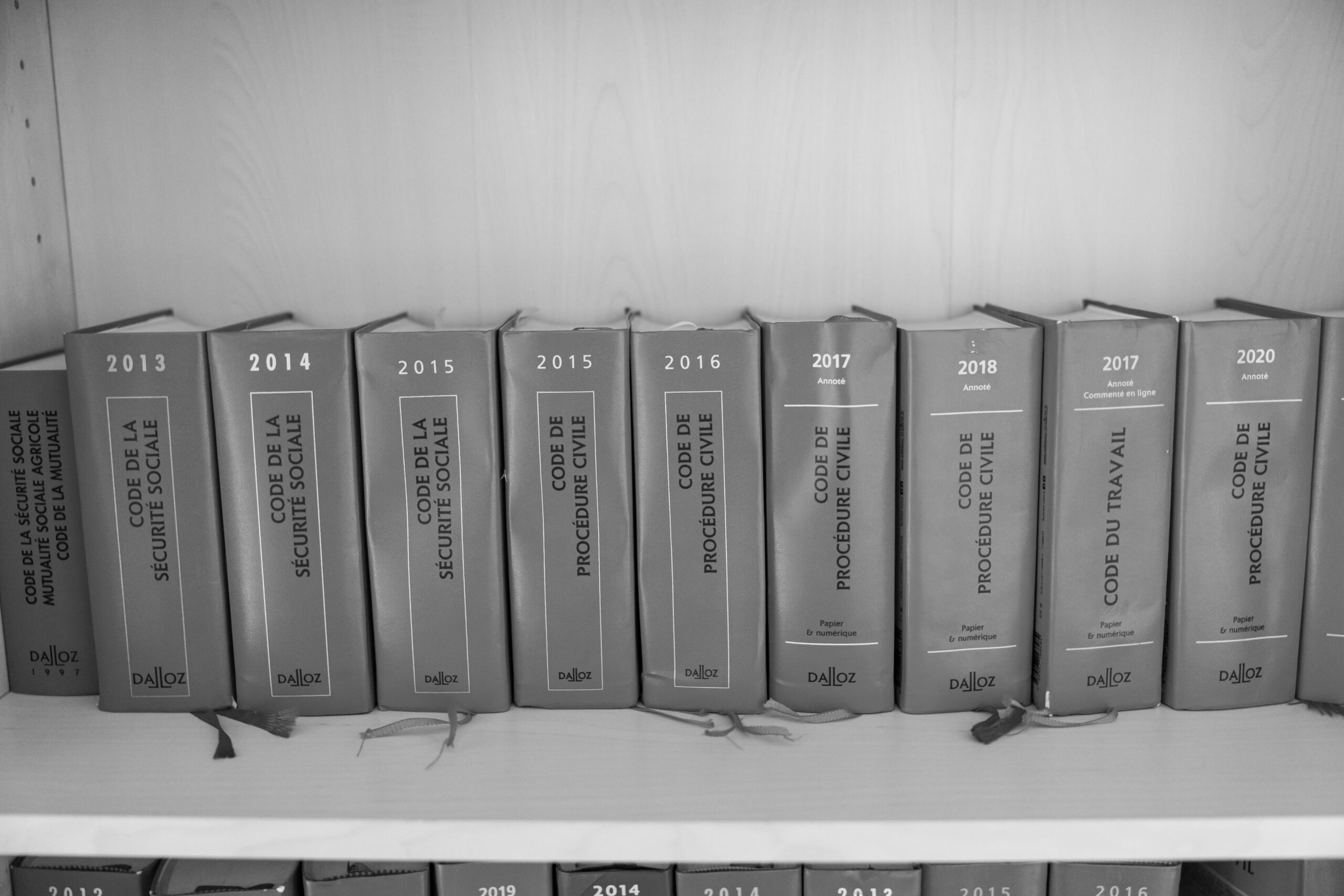 Code de la sécurité sociale et code de procédures civiles sur étagère cabinet le caab
