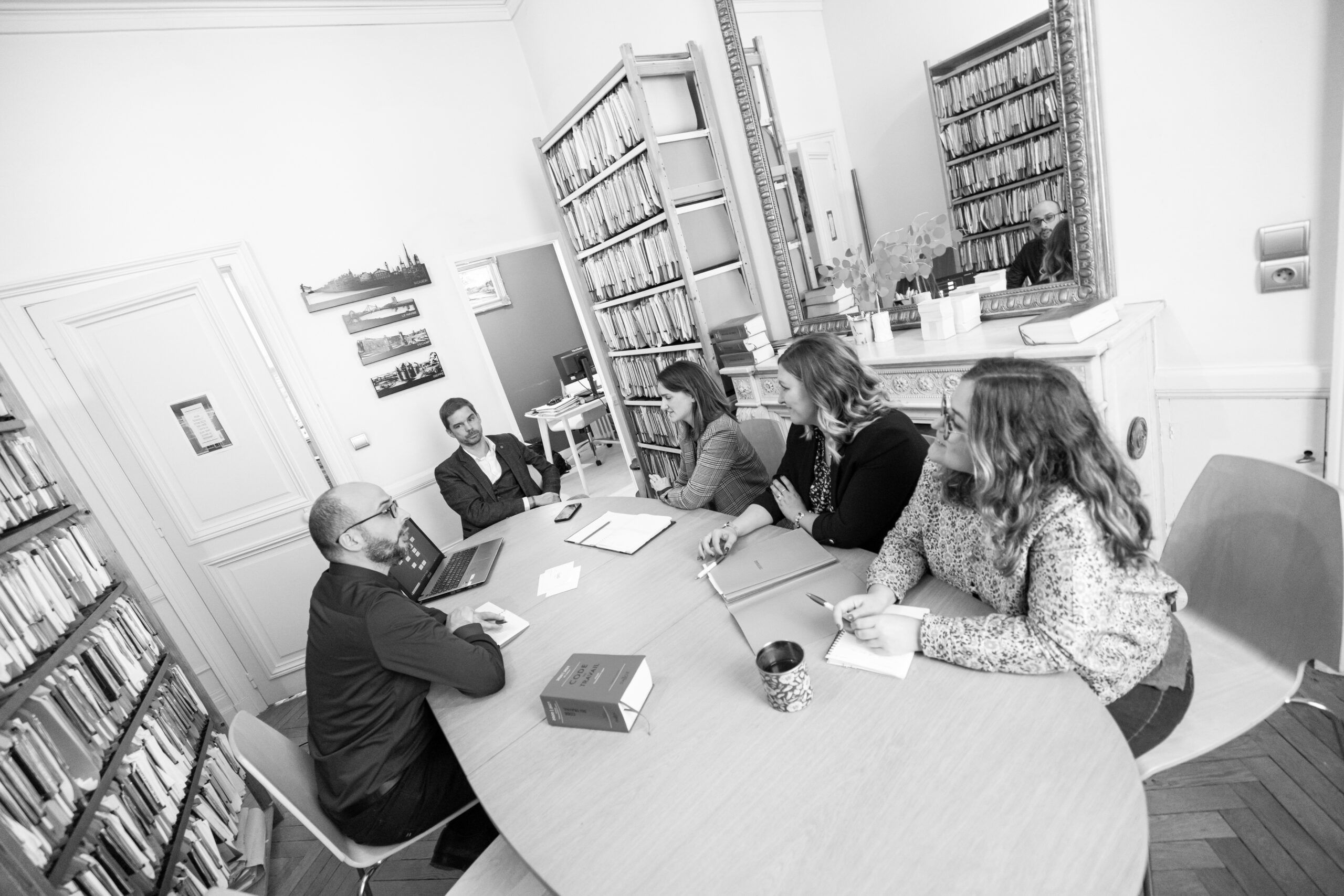 L'équipe d'avocat de Le Caab en réunion pour parler de conseil juridique concernant le droit du travail