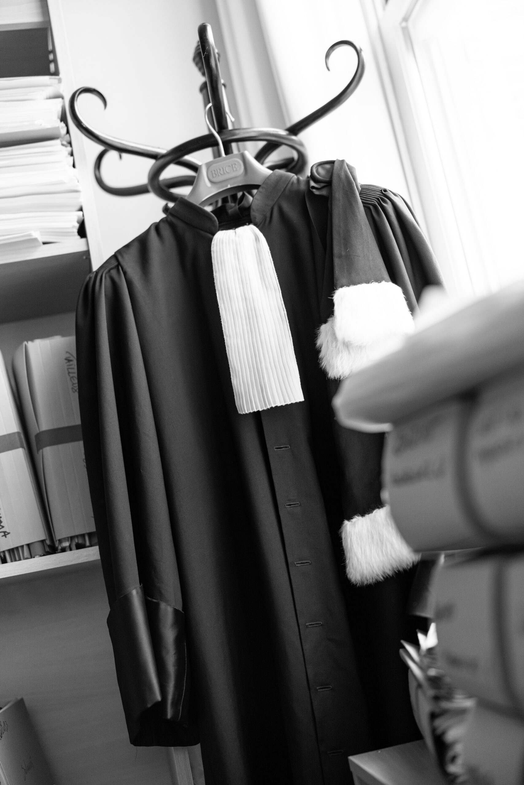 Robe d'avocat sur un porte manteau